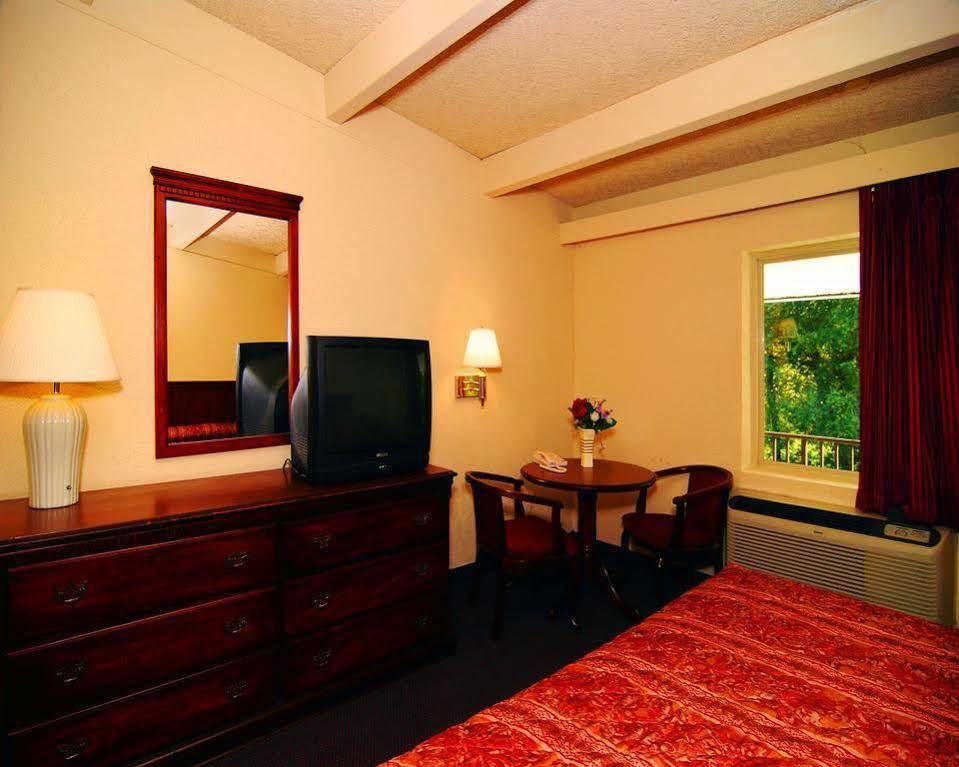 Econo Lodge Inn & Suites Binghamton Dış mekan fotoğraf
